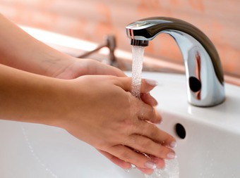 Člověk spotřebuje na mytí až 50 % denní spotřeby vody