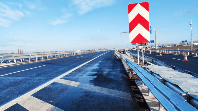Dlnice D11 je o 22 kilometr del, nov sek urychl cestu mezi Hradcem Krlov a Jarom  