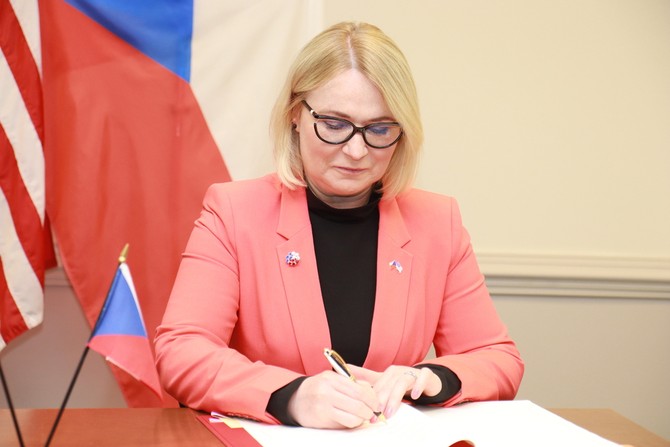 Ministryně obrany Jana Černochová podepsala v Pentagonu Dohodu o spolupráci v oblasti obrany