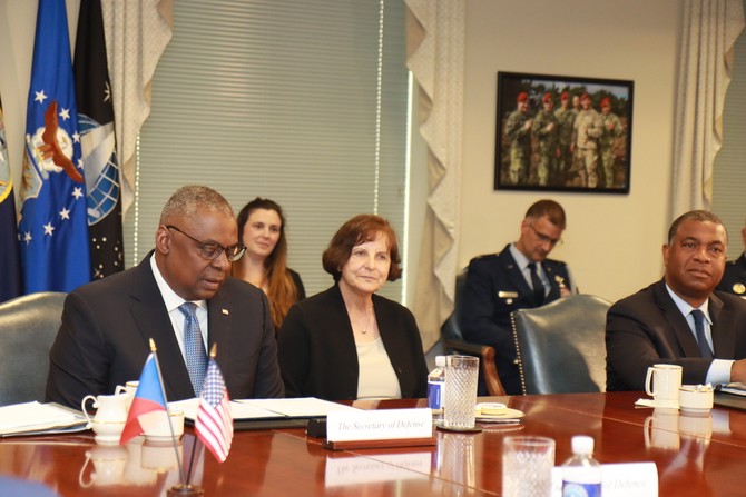 Ministryně obrany Jana Černochová podepsala v Pentagonu Dohodu o spolupráci v oblasti obrany