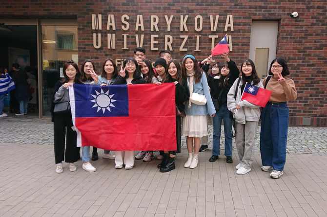Zahranin studenti z Taiwanu ped budovou Filozofick fakulty MU.