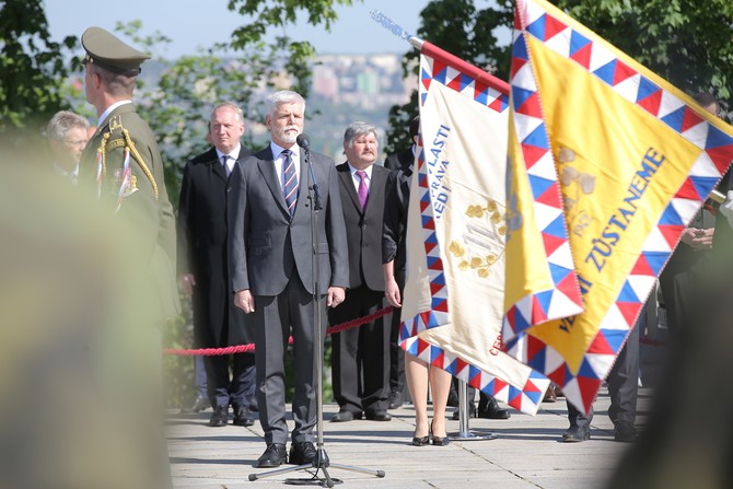 Prezident Petr Pavel sleduje pinesen historickch prapor