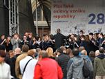 Tm 50 tisc lid oslavilo v Plzni vznik republiky, po dvou letech se do ulic vrtil lampionov prvod