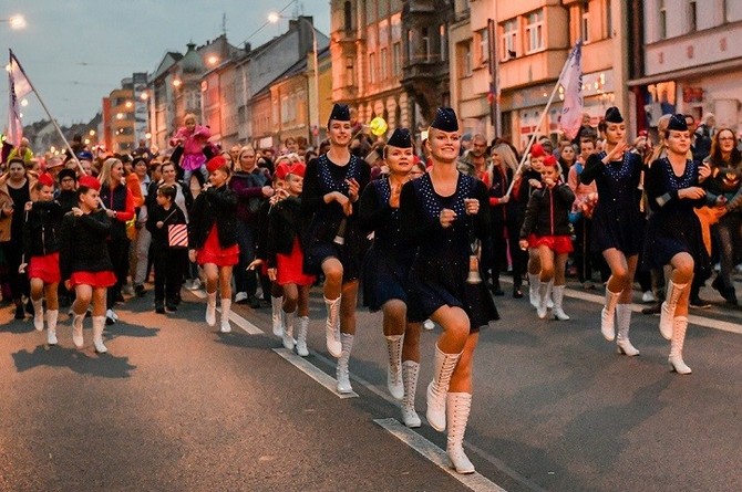 Tm 50 tisc lid oslavilo v Plzni vznik republiky, po dvou letech se do ulic vrtil lampionov prvod