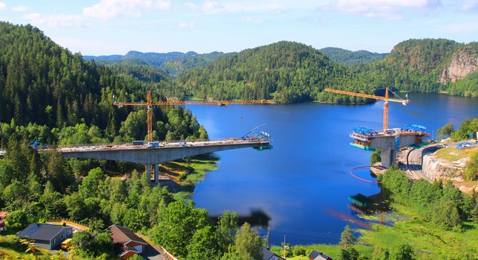 Most přes přísně chráněné jezero Vassbotn v Norsku
