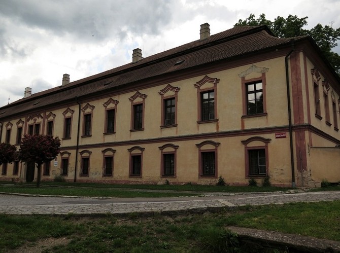 Dražený zámek byl postavený v roce 1734 Barokní zámek v Načeradci bude 10.9.19 dražený