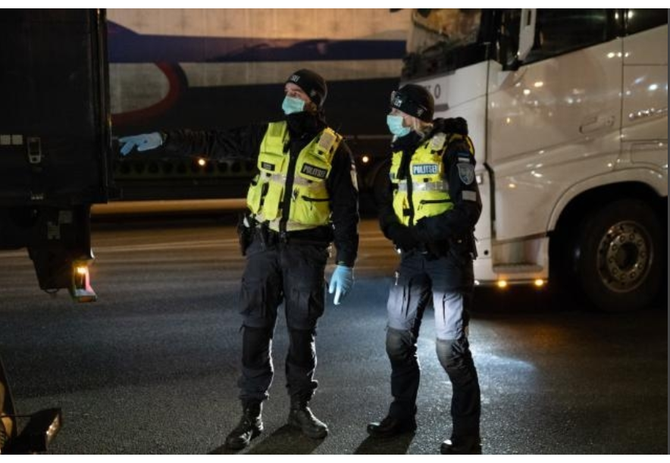 policist v noci u dlnice EC Audiovisual Service