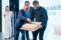Oslavy 20 let - ředitel SÚS Pk Miroslav Němec slavnostně krájí dort na oslavu