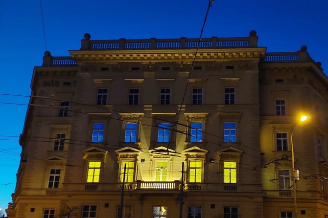 Okna budovy rektortu svtila v barvch ukrajinsk vlajky.