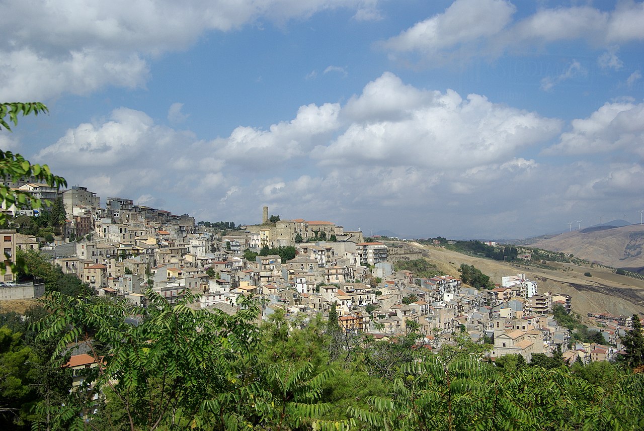 La città di Cammarata (Sicilia) in Italia affitta case gratuitamente.  Le pensioni sono offerte alle famiglie con bambini