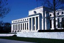 Fed zvedl sazby a naznačil, že hned tak nepřestane. Akcie a výnosy dluhopisů níže